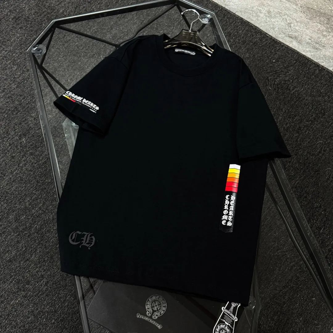 P180 Chrome Hearts Chrome Hearts 25 high-end versions. The fabric is made of 300 grams of high-density pure cotton. It does not deform or shrink. It has three labels. It is the same style for men and women. Technology: suede foaming + digital printing. Color: white, black. SIZE: S-XL.